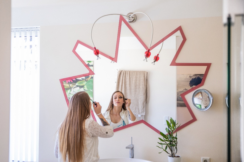 Bodengleiche Glasdusche mit Edelstahlbeschlägen