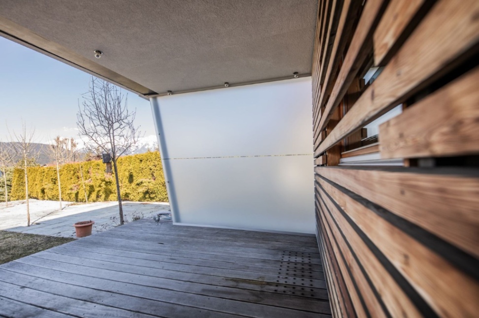 Moderner Glaswindfang am Eingangsbereich