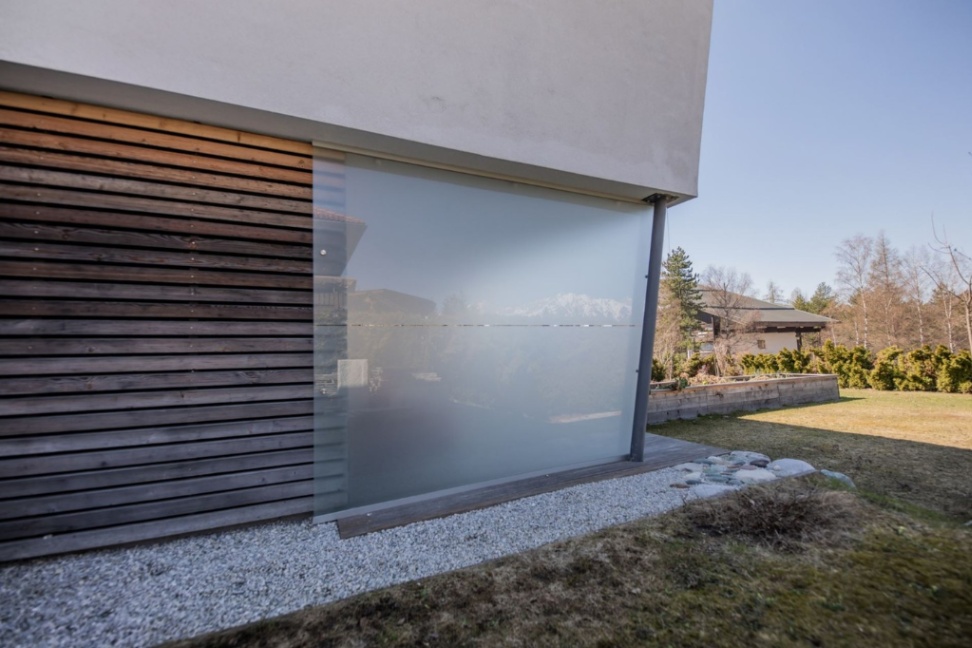 Maßgefertigter Windfang für privaten Eingang